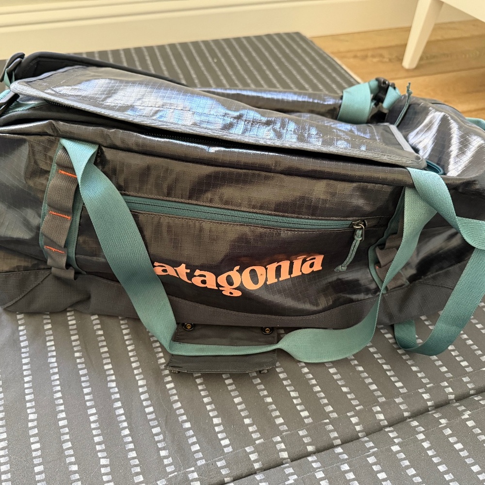 Patagonia black Hole Duffel Retired 60L smolder blue NWT RARE